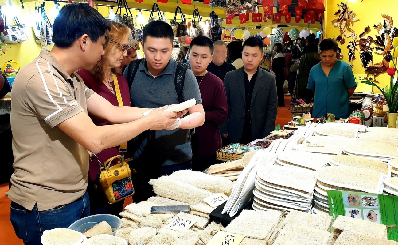 Loofah OEM Manufacturer Vietnam | VietGAP Certified & Bulk Supply